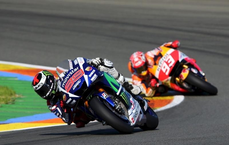 © Reuters. Yamaha MotoGP rider Lorenzo of Spain rides his bike ahead Honda rider Marquez of Spain during the Valencia Motorcycle Grand Prix in Cheste, near Valencia