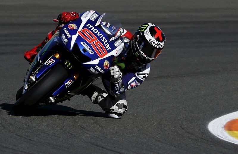 © Reuters. Lorenzo gana en Francia y se coloca líder de MotoGP