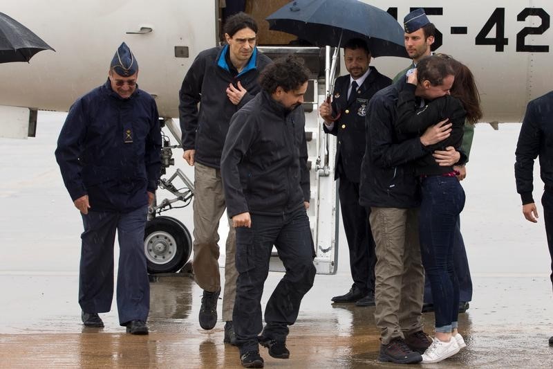 © Reuters. عودة صحفيين محتجزين في سوريا منذ عشرة أشهر إلى إسبانيا