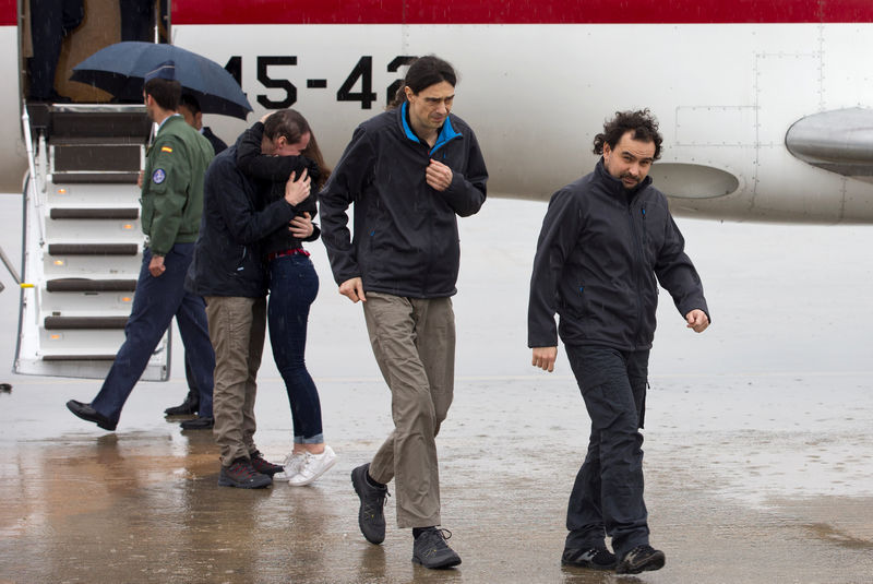 © Reuters. Pampliega, Lopez and Sastre, three Spanish freelance journalists who went missing in Syria last year and were believed to have been kidnapped, arrive at Torrejon's military airport, Spain