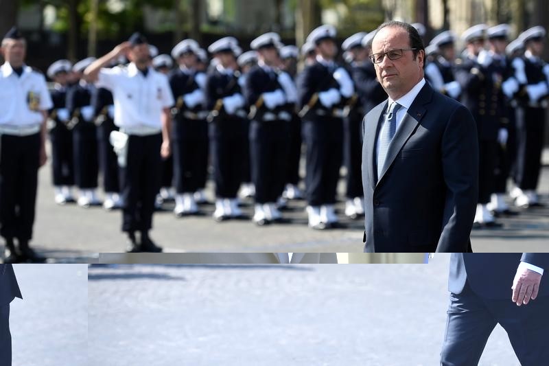 © Reuters. French President Francois Hollande waits for a guest at the Elysee Palace in Paris