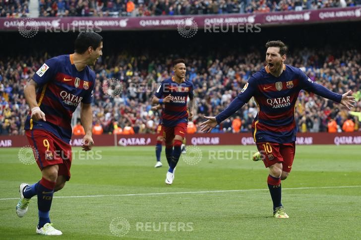 © Reuters. El delantero argentino Lionel Messi celebra el primer gol para el Barcelona junto a sus compañeros Luis Suárez y Neymar