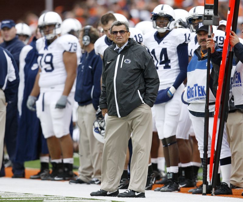 © Reuters. Penn State University head coach Paterno looks toward the scoreboard during NCAA football game in Champaign