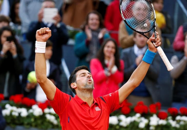 © Reuters. Tenis - Final de Abierto de Madrid - Novak Djokovic de Serbia v Andy Murray de Gran Bretaña - Madrid, España