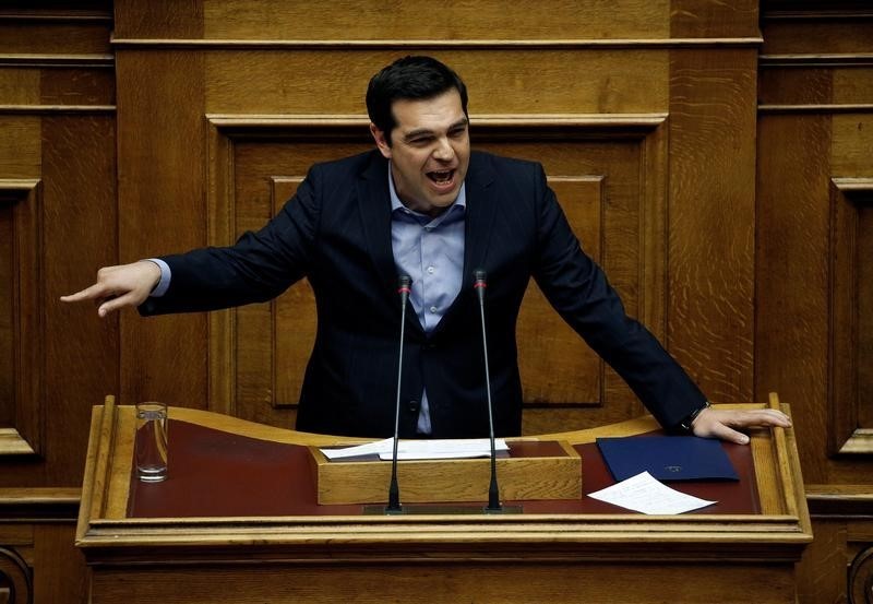 © Reuters. البرلمان اليوناني يقر إصلاحات في معاشات التقاعد والضرائب بعد نقاش حاد