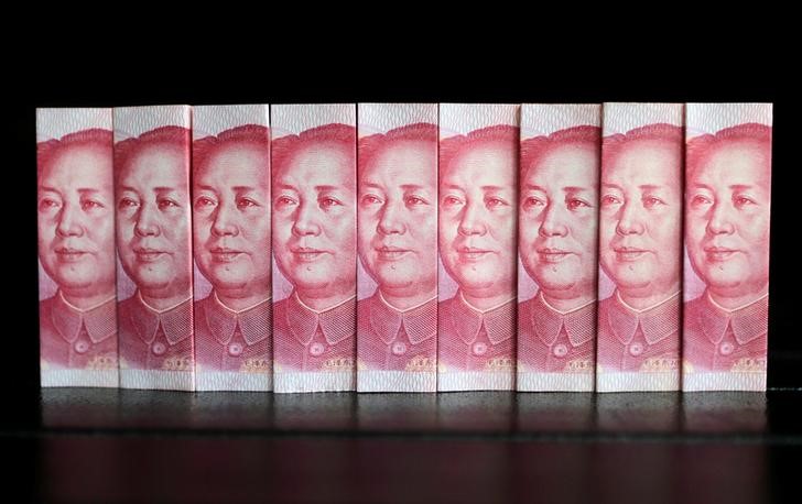 © Reuters. Picture illustration of Chinese 100 yuan banknotes