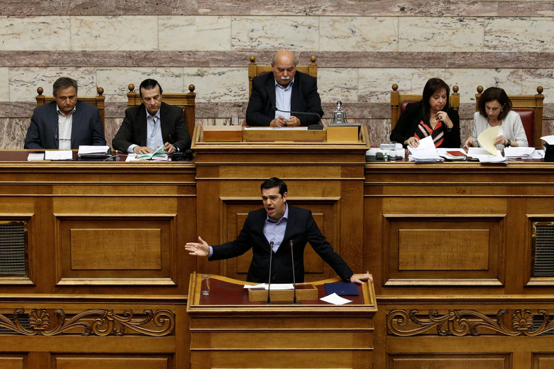 © Reuters. LE PARLEMENT GREC ADOPTE DEUX RÉFORMES RÉCLAMÉES PAR LES CRÉANCIERS 