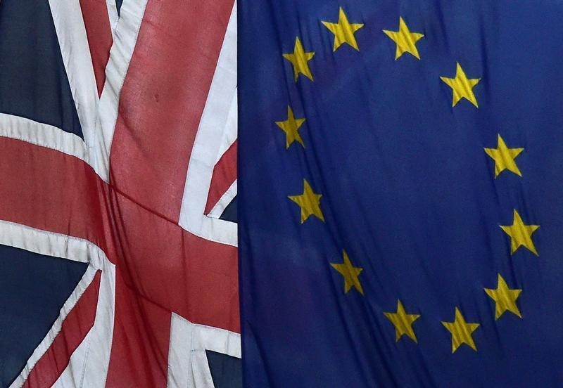 © Reuters. استطلاع: 42 بالمئة يؤيدون بقاء بريطانيا في الاتحاد الأوروبي