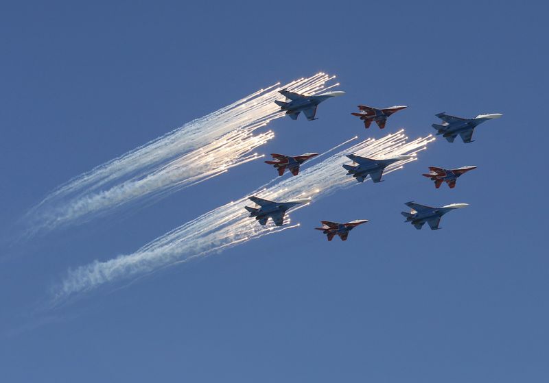 © Reuters. MiG-29 jet fighters of Strizhi and Su-27 jet fighters of Russkiye Vityazi aerobatic teams fly in formation during Victory Day parade to mark end of World War Two above Red Square in Moscow