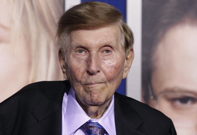 © Reuters. Redstone, executive chairman of CBS Corp. and Viacom, arrives at premiere of "The Guilt Trip" starring Streisand and Rogen in Los Angeles