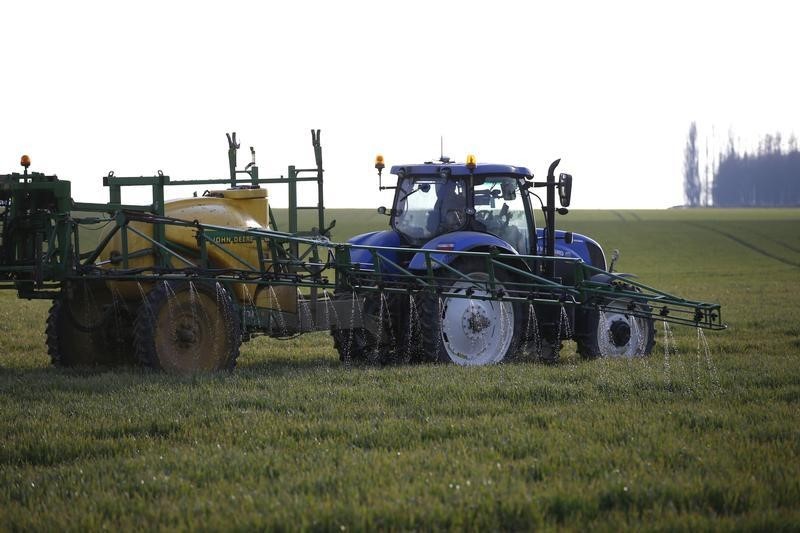 © Reuters. Diffusione di pesticidi in un terreno agricolo a Sancourt, in Francia