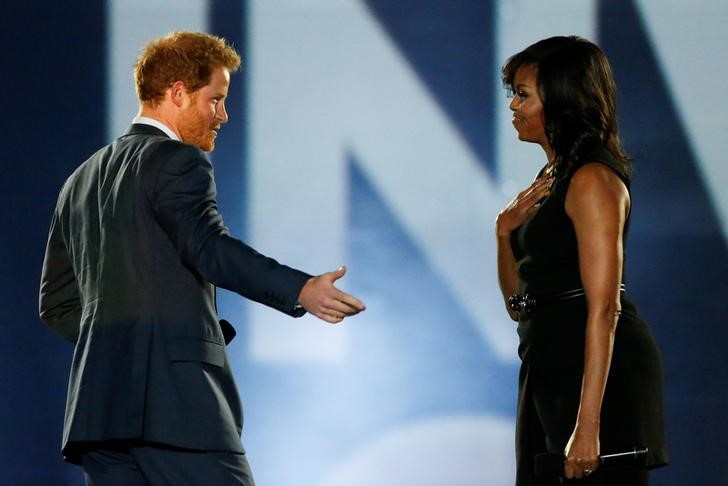 © Reuters. Príncipe Harry da Grã-Bretanha e primeira-dama dos EUA, Michelle Obama, durante cerimônia em Orlando, Flórida