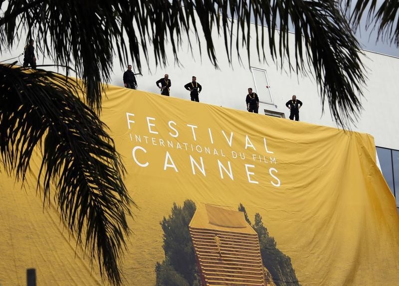 © Reuters. Funcionários colocando painel para a nova edição do Festival de Cannes, na França