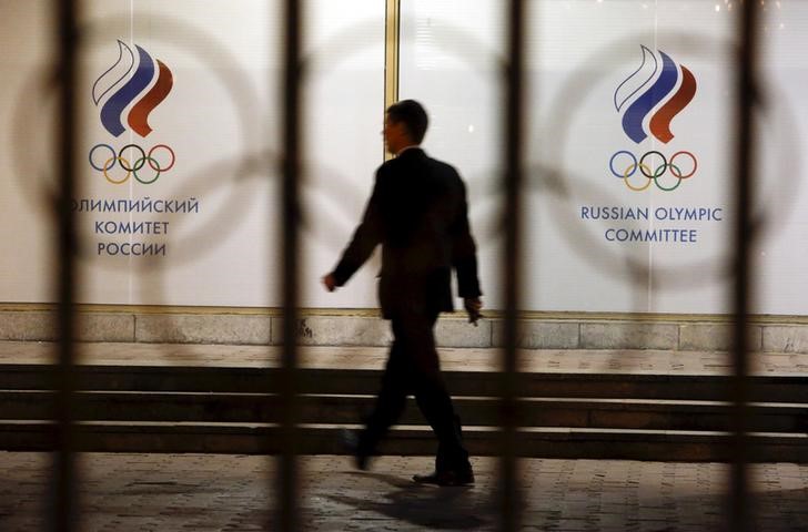 © Reuters. A man walks in front of the Russian Olympic Committee headquarters building, which also houses the management of Russian Athletics Federation in Moscow
