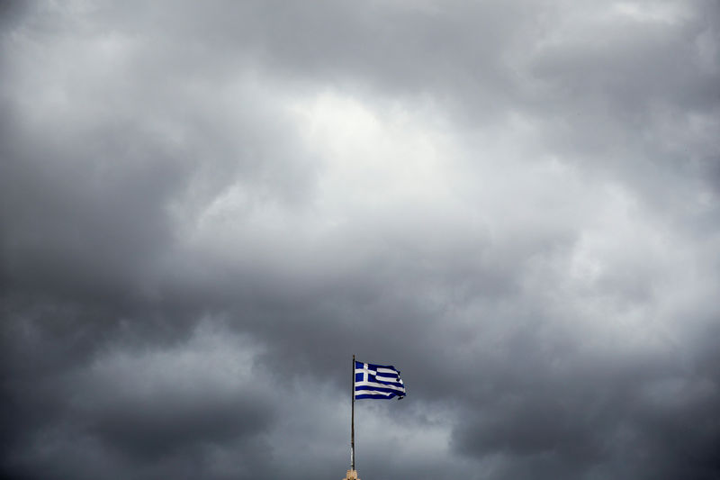 © Reuters. Bandeira nacional grega vista em Atenas