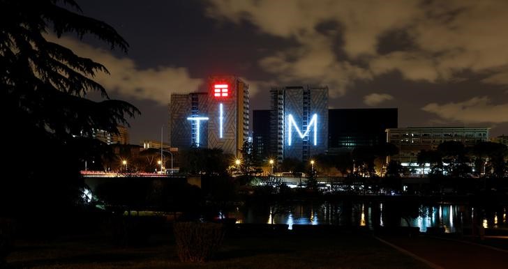 © Reuters. Nuovo logo Telecom Italia a Roma.