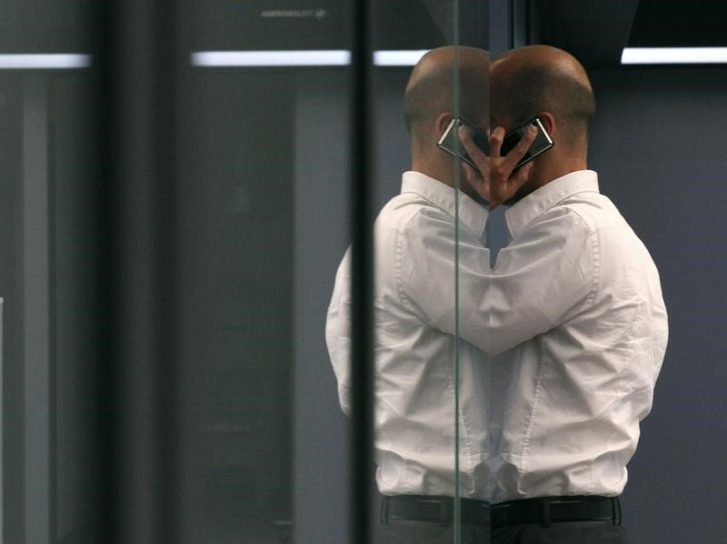 © Reuters. A bourse trader uses a cell phone during a trading session on the trading floor at Frankfurt's stock exchange