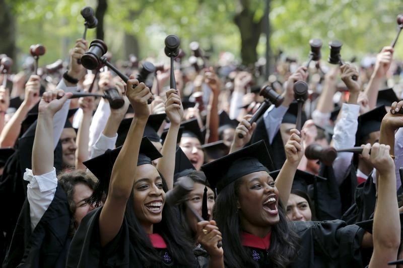 © Reuters. Students graduating from the School of Law cheer as they receive their degrees during the 364th Commencement Exercises at Harvard University in Cambridge