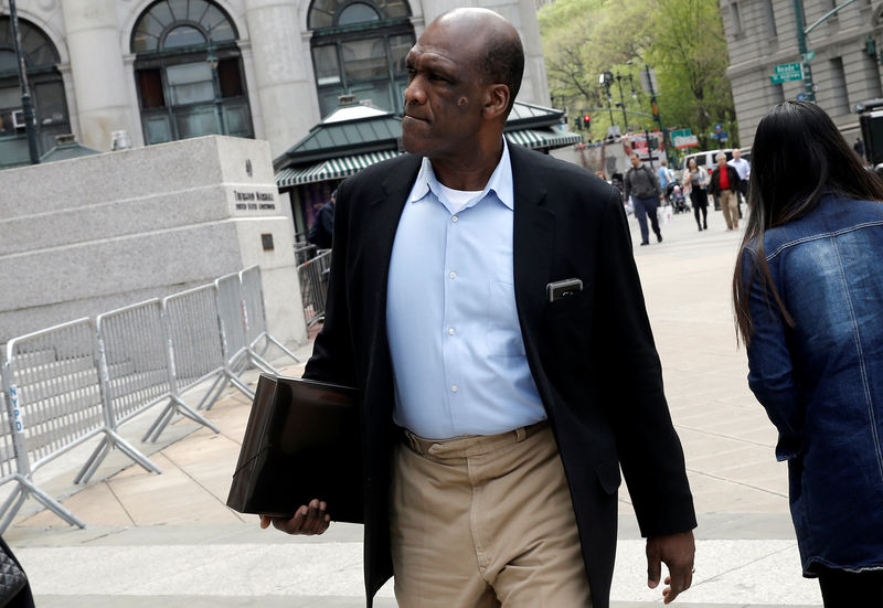© Reuters. John Ashe, former United Nations General Assembly president and U.N. ambassador from Antigua and Barbuda, arrives at the Manhattan U.S. District Courthouse in New York