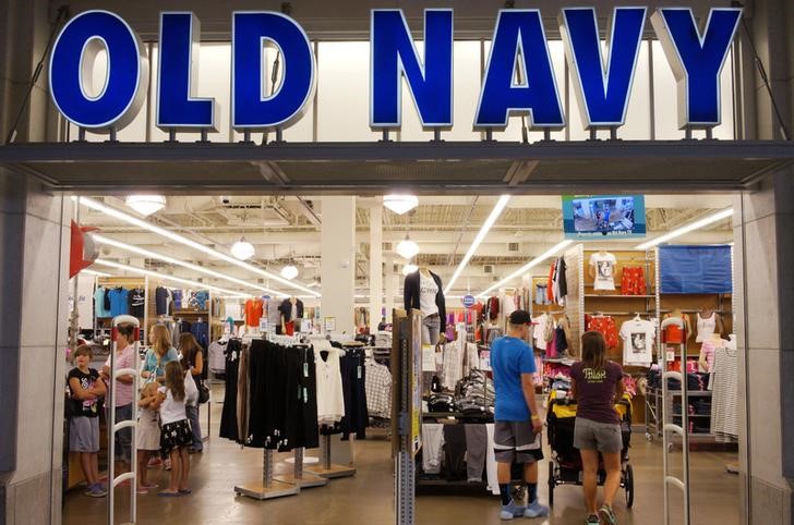 © Reuters. Shoppers enter the Old Navy store in Broomfield, Colorado