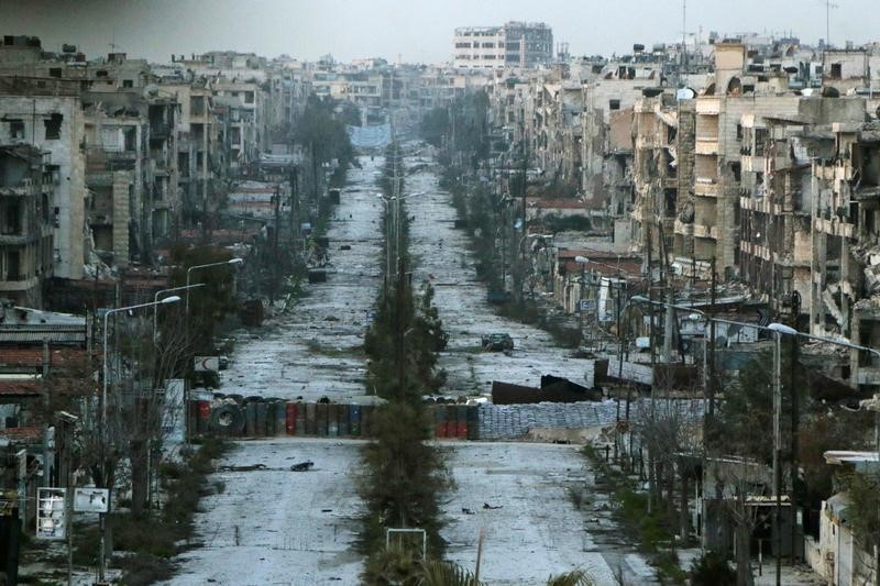 © Reuters. Rua danificada em Aleppo 