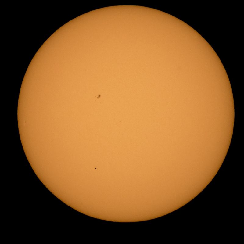 © Reuters. Planeta Mercúrio é visto no terço inferior da imagem ao passar pelo sol