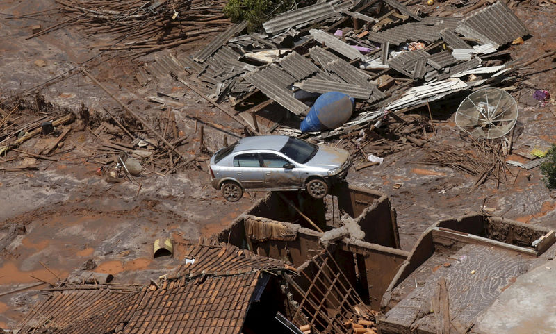 © Reuters. Debris is seen in Bento Rodigues district, which was covered with mud after a dam owned by Vale SA and BHP Billiton Ltd burst, in Mariana, Brazil