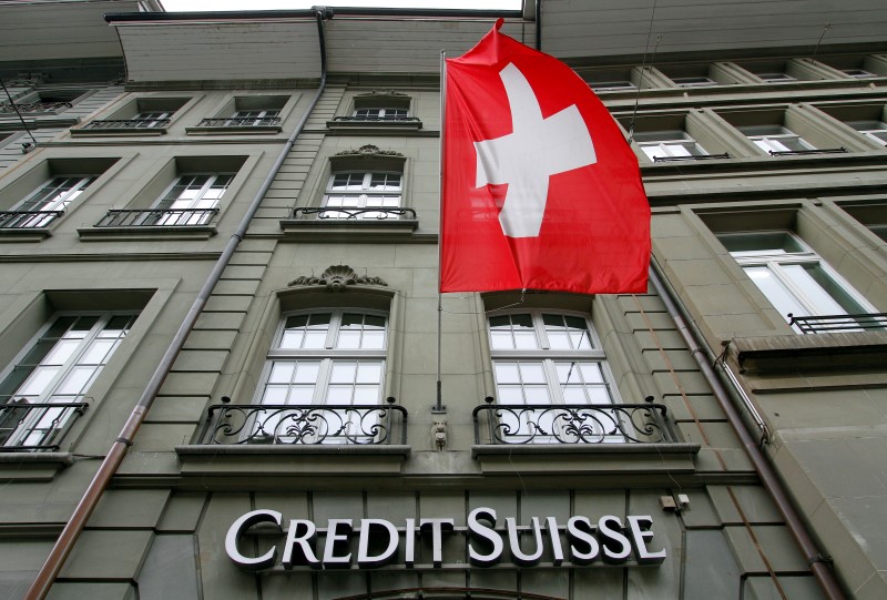 © Reuters. The logo of Swiss bank Credit Suisse is seen outside their branch in Bern