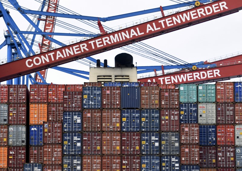 © Reuters. Containers are pictured at the loading terminal Altenwerder in the harbour of Hamburg, Germany