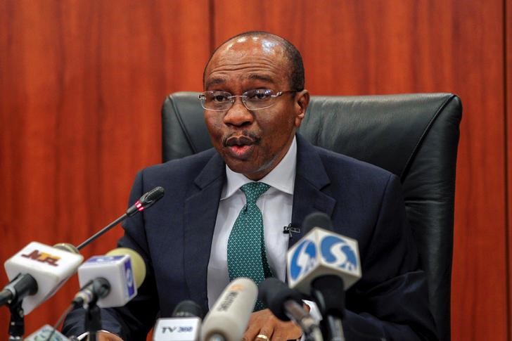 © Reuters. Central Bank Governor Godwin Emefiele speaks during the monthly Monetary Policy Committee meeting in Abuja