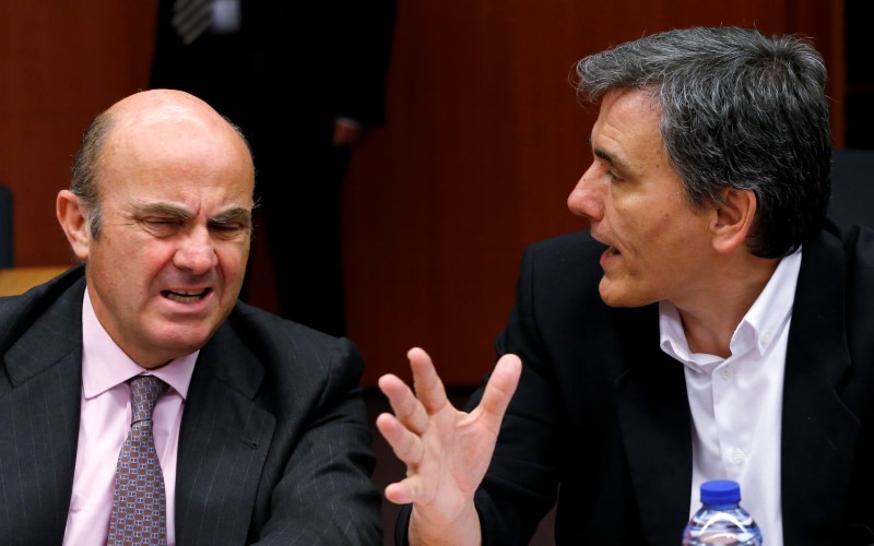 © Reuters. La zona euro ofrece ayuda a Grecia con la deuda a partir de 2018