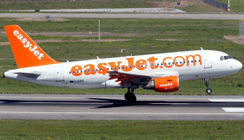 © Reuters. An Airbus A320 EasyJet passenger plane prepares to land at Toulouse Airport, Southwestern France