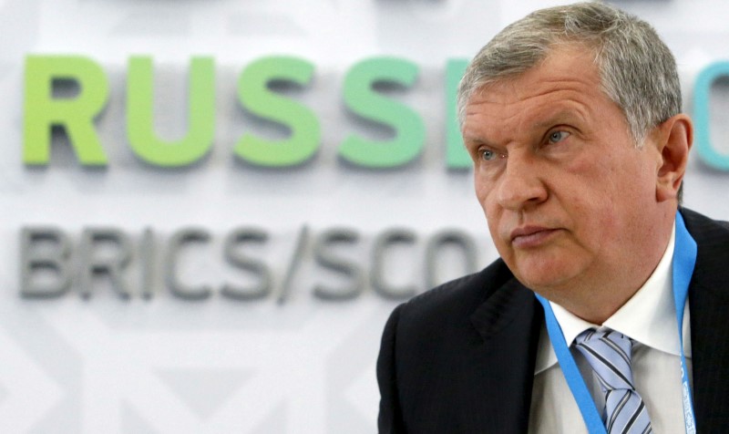 © Reuters. Rosneft CEO Igor Sechin attends a briefing dedicated to the signing of a contract between Rosneft and Essar Oil Ltd. companies in Ufa