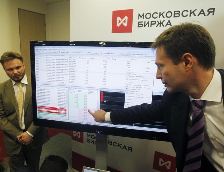 © Reuters. Трейдеры на Московской фондовой бирже