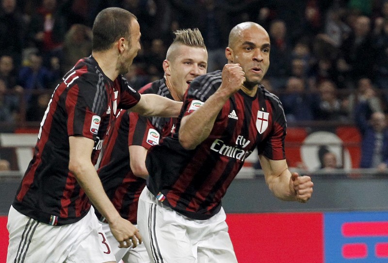 © Reuters. Giocatori del Milan durante una partita 