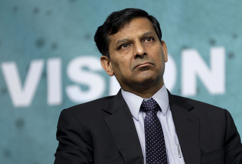 © Reuters. Governor of the Reserve Bank of India Raghuram Rajan speaks at a forum on financial development at the 2016 IMF World Bank Spring Meeting in Washington
