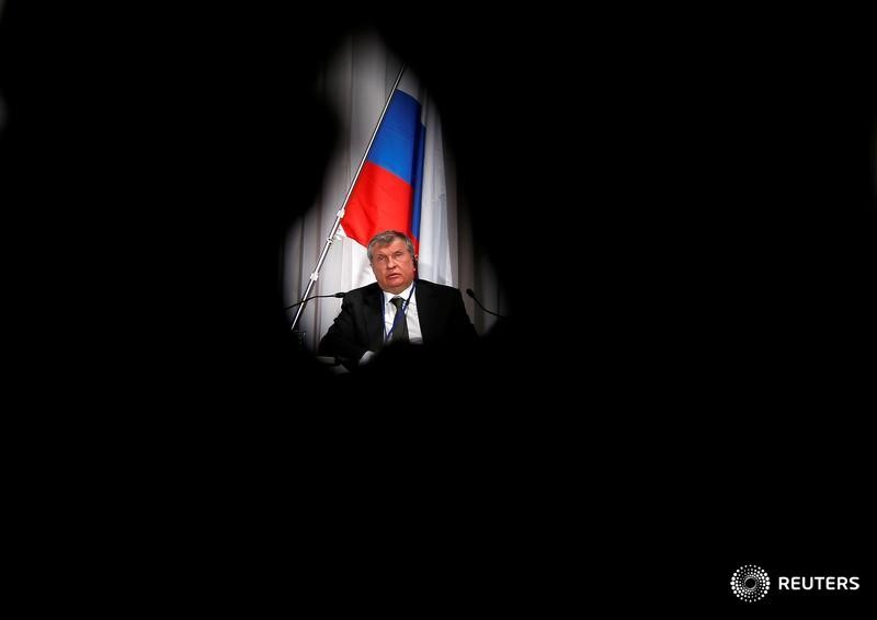 © Reuters. Rosneft Chief Executive Officer Sechin speaks during the Japan-Russia investment forum in Tokyo