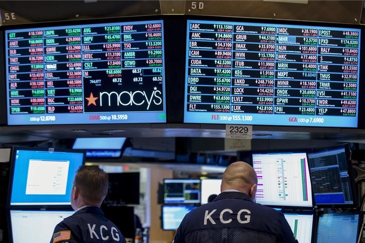 © Reuters. Specialist traders for KCG Holdings work at a post on the floor of the New York Stock Exchange 