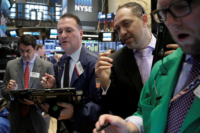 © Reuters. Traders work on the floor of the NYSE