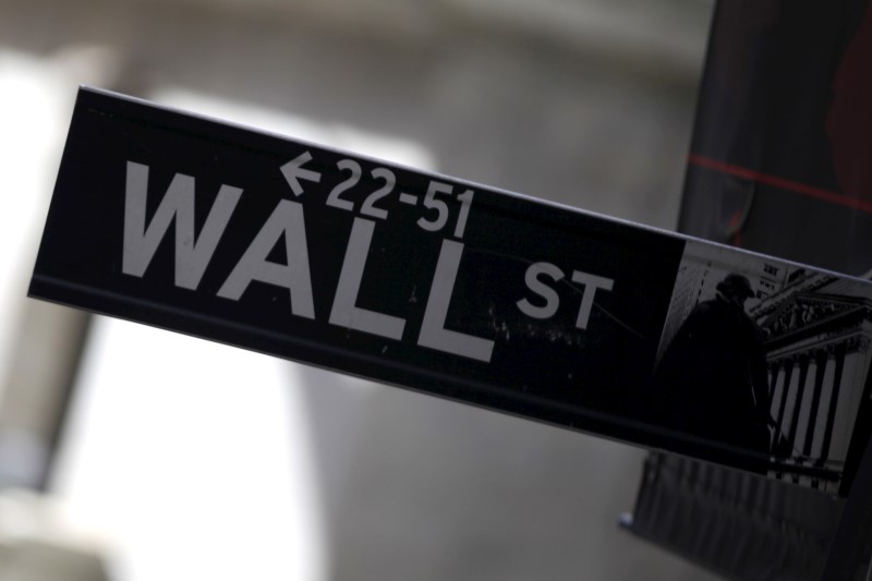 © Reuters. A Wall Street sign is seen in Lower Manhattan in New York