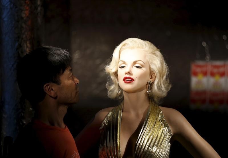 © Reuters. Homem olhando estátua de cera de Marilyn Monroe em museu em Seul