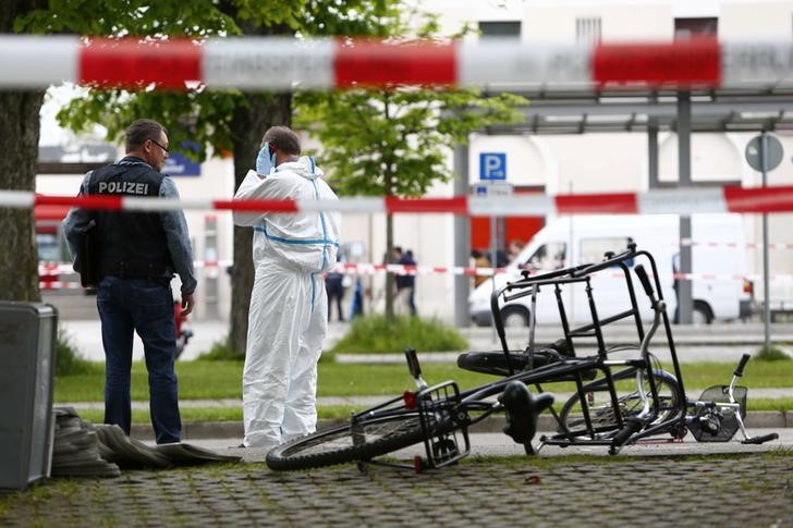 © Reuters. Policiais vistos após ataque em estação de trem em Munique