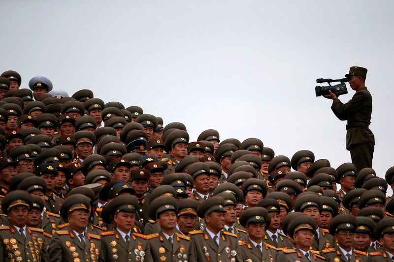 © Reuters. Soldado filmando militares durante desfile após fim de congresso na Coreia do Norte