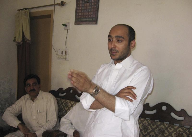 © Reuters. Ali Haider Gilani, filho do ex-premiê Yusuf Raza Gilani, durante encontro em 2013