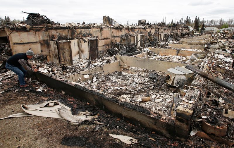 © Reuters. Casas queimadas em Fort McMurray após incêndio enorme