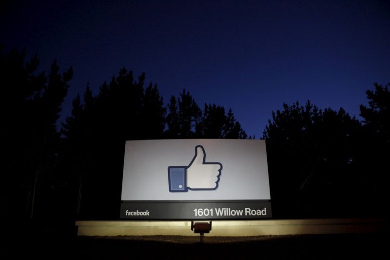 © Reuters. The sun rises behind the entrance sign to Facebook headquarters in Menlo Park before the company's IPO launch,