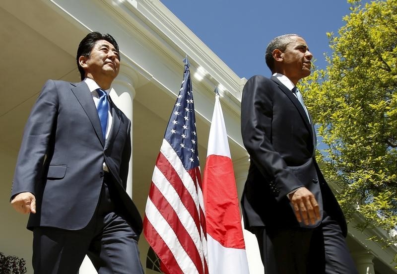 © Reuters. Obama e Shinzo Abe concedem entrevista em Washington