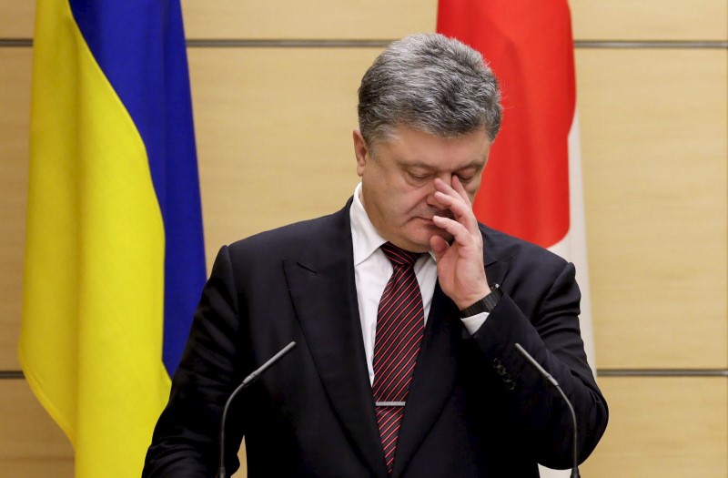 © Reuters. Ukrainian President Petro Poroshenko attends a press briefing with Japanese Prime Minister Shinzo Abe in Tokyo