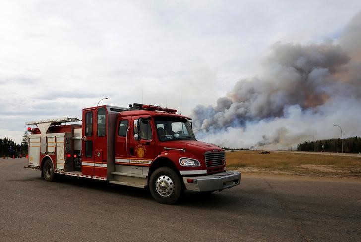 © Reuters. بلدات كندية تسارع لاتخاذ إجراءات في مواجهة حرائق الغابات