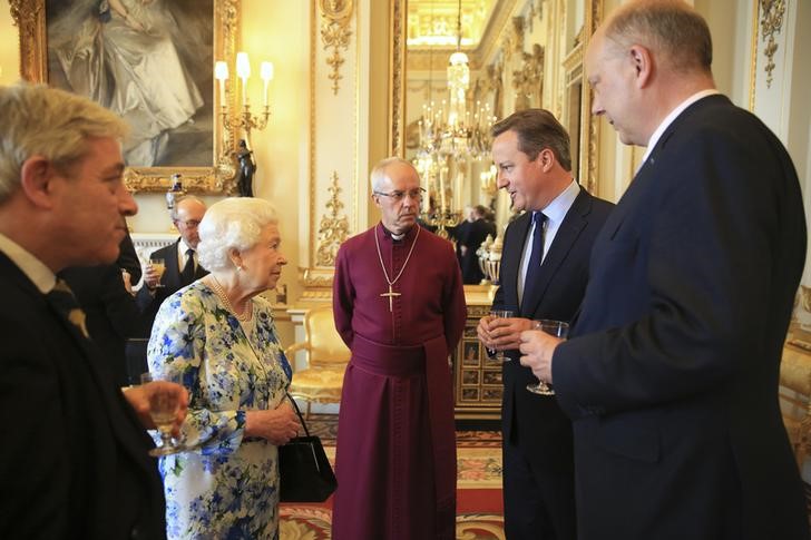 © Reuters. Rainha Elizabeth conversa com Cameron no Palácio de Buckingham 